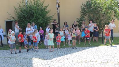 Bild: pi
"Wir feiern heut' Fiesta", stimmen die Mädchen und Jungen des Kinderhauses auf das Pfarrfest ein.