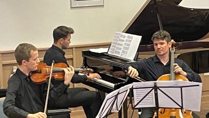 Bild: bod
Das ARTrio aus Graz (von links) mit dem Geiger Nitai Music, dem Pianisten Markus Koropp und dem Cellisten Felix Obendorf beim Klaviertrio-Konzert im Pressather Pfarrsaal.