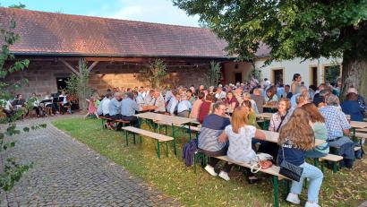 Bild: Birgit Übelmesser/exb
Nach dem Gottesdienst zum Patrozinium war der Kastler Pfarrhof gut gefüllt beim gemütlichen Beisammensein.