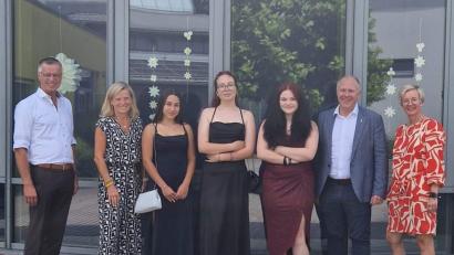 Bild: u
Den diesjährigen Qualibesten der Schnaittenbacher Mittelschule Laureen Weich, Vanessa Iacob und Emma Schwabe (ab dritte von links) gratulierten Bürgermeister Hermann Falk, Klassenlehrerin und stellvertretende Schulleiterin Sabine Spindler (von links) sowie Rektorin Michaela Bergmann und Bürgermeister Marcus Eichenmüller (von rechts).
