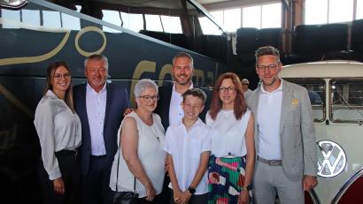 Bild: jma
Drei Generationen Cermak (von links): Nele Hackenberg, Günther Cermak, Brigitte Cermak, Alexander Cermak, Fynn Hackenberg, Anja und Volker Hackenberg