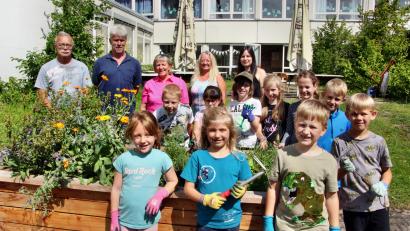 Bild: ds
Am Hochbeet erfreuen sich mit den Schülerinnen und Schülern (hinten, von links) Werner Stollner, Manfred Mayer, die stellvertretende Vorsitzende Edeltraud Stollner vom Obst- und Gartenbauverein Neukirchen, Rektorin Birgit Molitor und Klassenlehrerin Elena Pilhofer.