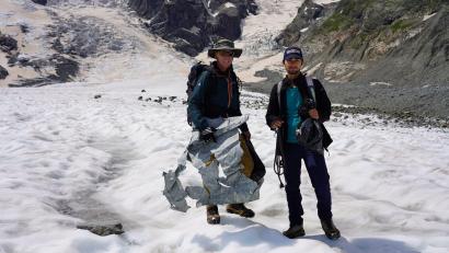 Bild: --/Diavolezza Lagalb Ag/dpa
Beim Müllsammeln auf dem Gletscher kommen auch Metallteile von alten Messstationen zm Vorschein.