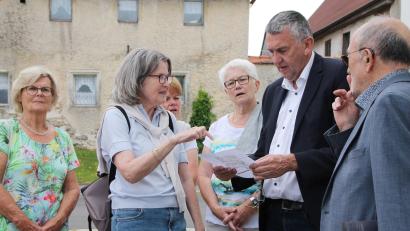 Bild: wg
Beim 21. Lohhäuser-Treffen fanden die ersten Gespräche schon vor dem „Gelebten Museum“ in Mähring statt. Im Bild Mährings Bürgermeister Franz Schöner (Zweiter von rechts) und Karl Schneider (rechts), der wieder neue Fotos und Bilder mitgebracht hatte.