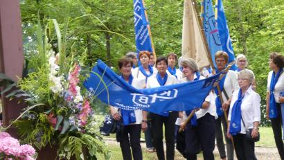 Bild: ge
Traditionell schwenkten die Frauenbund-Gruppen ihre Fahnen vor dem Altar.