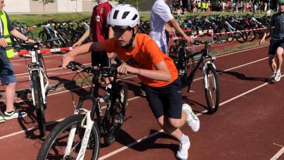 Bild: Kerstin Zeus/exb
Rauf auf den Sattel. Und los geht's beim Schülertriathlon.