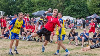 Bild: gud
Das Handballfest des HV Oberviechtach ist seit Jahrzehnten ein Magnet für viele Mannschaften aus nah und fern. Das Bild zeigt eine Spielszene aus früheren Jahren.