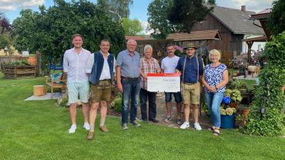 Bild: Mareike Kaiser/exb
Lukas Zetzl, Ludwig Greß, Ewald Zetzl, Georg Kleber, Eugen Woppmann, Philipp Bauriedl und Christa Zetzl (von links) sind glücklich über diese Gemeinschaftsaktion.