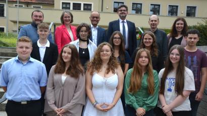 Bild: jr
Im Bild die besten Absolventinnen und Absolventen der sieben Landkreis-Mittelschulen, die jetzt am Landratsamt für ihre Leistungen geehrt wurden. Es fehlte krankheitsbedingt Laura Gruber. In der oberen Reihe die Ehrengäste, die dazu ihre Glückwünsche übermittelten.