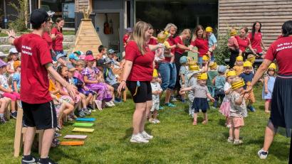 Bild: exb
Ein fröhliches Familienfest feierten die Mädchen und Buben im Kinderhaus Waldwichtel auf dem Gelände der Einrichtung am Stationsweg in Waldsassen.