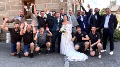 Bild: Claudia Hösl/exb
Felix und Sofia Hösl wohnen zwar in Waldeck, die Freunde und Bekannten des Brautpaares mussten aber zum Spalierstehen und Gratulieren zur St.-Johannes-Kirche nach Oberbibrach fahren.