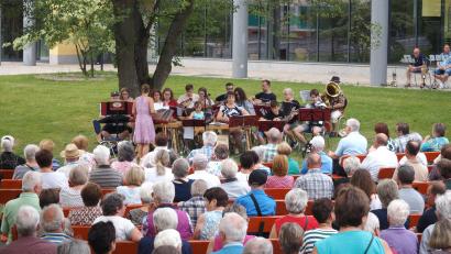 Bild: ban/exb
Im Zitherclub unter der Leitung von Dirigentin Veronika Hille wird mit Zither, Hackbrett, Akkordeon, Gitarre und Tuba musiziert. Viele Zuhörer lauschten bei sommerlichen Temperaturen den Klängen.