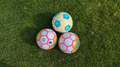 Bild: pz
Fair hergestellte und gehandelte Spielbälle im Wert von rund 1300 Euro verteilte die Fairtrade-Steuerungsgruppe Waldsassen an Organisationen und Vereine aus dem Stadtgebiet Waldsassen.