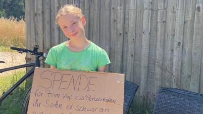 Bild: Forster/exb
Ausgestattet mit Schild und Schnur hielt Antonia beim Oldtimer-Treffen in Raggau die Besucher auf und bat um eine Spende für Lukas.
