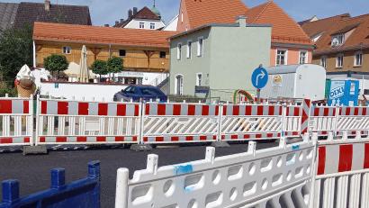 Bild: bl
Die große Eistüte an der Hirtenstraße in Pfreimd ragt kaum über die Abgrenzung der Straßenbaustelle . Der Umbau der Haas-Kreuzung macht nicht nur Autofahrern, sondern auch dem Eiscafé "Fiocco di Panna" (im Hintergrund links) zu schaffen.