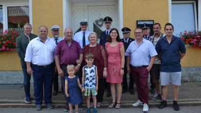 Bild: gi
Heinrich Ring (Vierter von links) feiert im Kreise seiner Familie seinen 80. Geburtstag. Dazu gratulieren seine Frau Franziska, seine Söhne, Enkel und Urenkel sowie Bürgermeister Helmut Meindl (links) und die Vereinsabordnungen.
