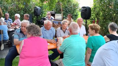 Bild: Albert Gruber/exb
Die Musiker „Paul &Harry“ sorgen beim Sommerfest des FCN-Fanclubs Irchenrieth für Unterhaltung.
