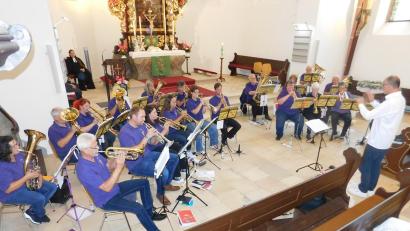Bild: whü
Der Leitende Landesposaunenwart Dieter Wendel (rechts) dirigierte den Posaunenchor. Zum Jubiläum hatte der Kirchenmusikdirektor eigens ein neues Werk komponiert.