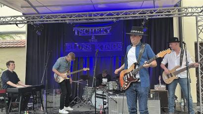 Bild: Susanne Schwab
Ein Blues- und Rock 'n' Roll-Konzert der Extraklasse servierten "Tscheky & The Blues Kings" ihrem Publikum zum Auftakt des 29. Amberger Sommerfestivals.