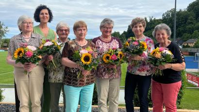 Bild: gau
Abteilungsleiterin Christine Röckl (Zweite von links) dankte den Gründungsfrauen, die Blumensträuße erhielten: Anna Lehner (links) sowie (ab Dritte von links) Elisabeth Beichl, Maria Gattaut, Anna Härtl, Ingrid Müller und Hannelore Müller.