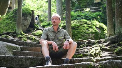 Bild: Florian Miedl
Dieser Herr der Steine ist ein knallharter Kämpfer fürs Felsenlabyrinth – deshalb freut sich Roland Ledermüller jetzt sehr über die Auszeichnung. Die wichtigste Botschaft des Kümmerers vom Naturpark Fichtelgebirge: „Habt Demut vor der Natur."
