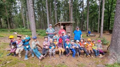 Bild: Sabine Reindl/exb
Mitglieder des Ameisenschutzvereins im Landkreis Tirschenreuth waren in den Waldkindergarten gekommen. Sie erklärten den Mädchen und Buben, warum Ameisen so wichtig für den Wald sind.