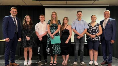 Bild: Cornelia Heller-Trinks/exb
Rektor Jürgen Bayer (von links) mit den Jahrgangsbesten Adriana Münsterer, Tom Schwarzer, Franziska Adam, Isabella Wettinger, Alexander Gmeiner und Vanessa Fleischmann sowie Bürgermeister Franz Stahl.