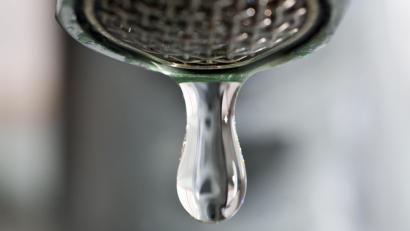 Symbolbild:  Patrick Pleul/dpa
Rund um Neustadt fließt das Trinkwasser nicht so wie gewohnt.