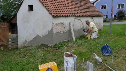 Bild: Lehner/exb
Heimatfreund Werner Sommer legt ehrenamtlich am Backofen in Schönbrunn Hand an und wird die dringend notwendigen Verputzarbeiten ausführen.