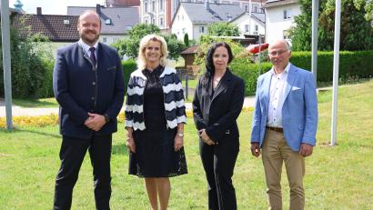 Bild: Marcel Weidner/exb
Landrat Andreas Meier (links) hat künftig drei Stellvertreter. Es sind (von rechts) Albert Nickl, Karolina Forster und Andrea Lang.