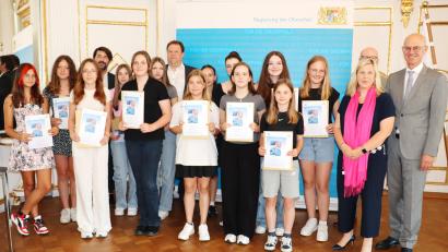 Bild: Regierung der Oberpfalz/Stühlinger-Weinhändler
Regierungspräsident Walter Jonas (rechts) mit den ausgezeichneten Schülerinnen der Staatlichen Naabtal-Realschule in Nabburg.