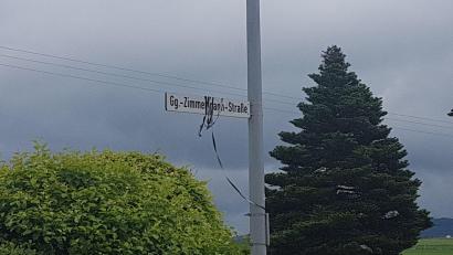 Bild: gi
Ein Straßenschild der Georg-Zimmermann-Straße. Den Trauerflor haben Anlieger angebracht. Mit der Namensänderung sind sie offenbar nicht einverstanden.