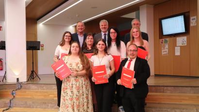 Bild: wrm/exb
Die besten Absolventen des BSZ Neustadt/WN: Sevgi Bayraktar, Selina Deubzer, Michele-Peter Bachmann (vorne, von links), Ida Ederer, Kristin Liebstein, Christina Burger, Annalena Bauer (2. Reihe, von links) und hinten 3. Bürgermeister Heribert Schubert, Schulleiter Eduard Bauer und stellvertretender Schulleiter Frank Eckstein.