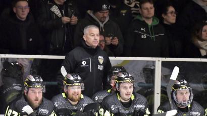 Archivbild: Hubert Ziegler
Trainer Dirk Salinger und seine Spieler erwarten im Eröffnungsspiel den EHC Königsbrunn.