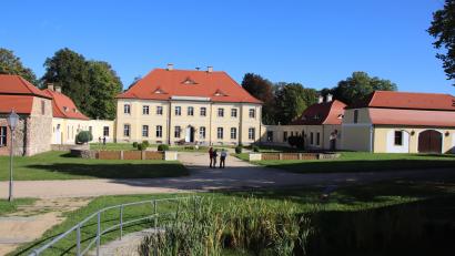 Bild: Thomas Dobler
Schloss Königshain liegt in Sachsen, zehn Kilometer westlich von Görlitz. Im Haupthaus dieses Schlosses (Mitte) werden seit rund 20 Jahren regelmäßig Ausstellungen mit zeitgenössischer Kunst gezeigt. Im rechten Seitenflügel, dem Küchenhaus, befindet sich eine Ferienwohnung, die Kunst-Stipendiaten während ihres Aufenthaltes zur Verfügung steht.