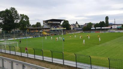 Archivbild: msh
Das Stadion Grüne Au in Hof. Hier soll es zu rassistischen Äußerungen von Heimfans gekommen sein.
