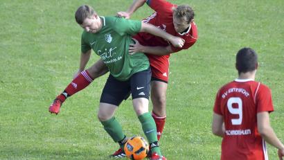 Archivbild: Hubert Ziegler
Matthias Schmidt (links) vom ASV Haselmühl lässt seine Erfahrung aus bald 30 Jahren Fußball nicht nur in defensiven Zweikämpfen spielen: Der in der Viererkette eingesetzte Routinier weiß auch, wo der gegnerische Kasten steht.
