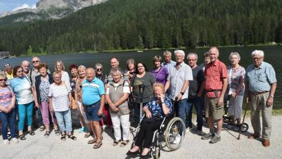 Bild: hcz/exb
Die Reisegruppe vor dem Misurina-See. Im Hintergrund die Cardini- Spitzen.