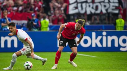 Bild: Soeren Stache/dpa
Der österreichische Verband muss für das rassistische Banner der Fans zahlen.