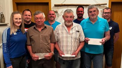 Bild: Renate Hilburger/exb
Beim Preisschafkopf des SV Altenstadt/Vohenstrauß gewinnt Richard Seebauer aus Oed (Vierter von rechts), auf Platz zwei kommt Ferdinand Müller (Dritter von links) und Dritter wird Alfons Duschinger aus Böhmischbruck (Zweiter von rechts).