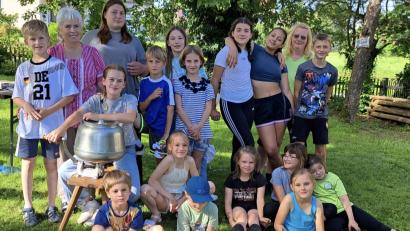 Bild: Andrea Schwägerl/exb
Mit einem Butterfass zum Drehen und nicht zum Stampfen stellten die Mädchen und Buben selbst Butter her.