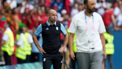 Bild: Silvia Izquierdo/AP/dpa
Javier Mascherano (l) ist nach dem aberkannten Ausgleich seiner Mannschaft empört.