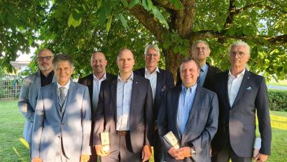 Bild: Peter Seidl/exb
Von links: An der Spitze des Lions-Club Amberg stehen im kommenden Jahr Andreas Aßmuth (Past Präsident, Armin Müller (neuer Past Präsident), Michael Bader (Leo-Beauftragter), Tobias Kinzler (neuer Präsident), Hans Bäumler (Schatzmeister), Andreas Herrmann (Vorsitzender Hilfswerk Lions Club, Förderverein, Activity-Beauftragter), Jean-Paul Op de Laak (Vize-Präsident, Webmaster, Informationstechnologie) und Meinolf Schmidt (Clubbeauftragter/Mitgliedschaft).