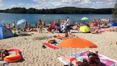 Archivbild: Gerhard Götz
Bei schönem Wetter herrscht Hochbetrieb an den Badeseen, wie hier am Murner See. Die negativen Auswirkungen dieser Freuden sind zugeparkte Rettungs- und Zufahrtswege.
