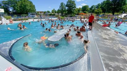Bild: Petra Hartl
Das Waldbad Sulzbach-Rosenberg hat ab 1. August 2024 von Montag bis Freitag erst ab 11 Uhr geöffnet. Die Stadt begründet die verringerten Öffnungszeiten mit Personalmangel. Geschlossen wird täglich um 20 Uhr.