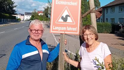 Bild: Josef Schuller
"Bebbo“ Schuller und seine Vorstandskollegin Gabi Meiser nach dem Anbringen eines Schildes direkt an der vielbefahrenen B14.