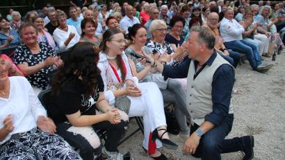 Bild: sne
Emma-Sue Küsters ist großer Elvis-Fan. Sänger Reiner Kowalski baute sie gleich in ein Stück mit ein.