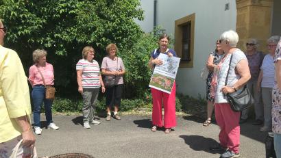 Bild: Rita König/exb
Barbara Müller führte die Frauenbund-Mitglieder durch das Kloster Speinshart.