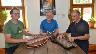 Bild: dob
Mit "Zwoa Zithern und Gschichtn aus der Oberpfalz“ bringen sich Daniel Riebl, Josef Forster und Albert Sommer in das Jubiläumsjahr "900 Jahre Stadt Vohenstrauß" ein.
