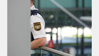 Bild: Karl-Josef Hildenbrand/dpa
Nach den Flughafen-Blockaden von Klimademonstranten in Frankfurt und Köln/Bonn hat die Staatsregierung die Polizeipräsenz an Bayerns Flughäfen erhöht.